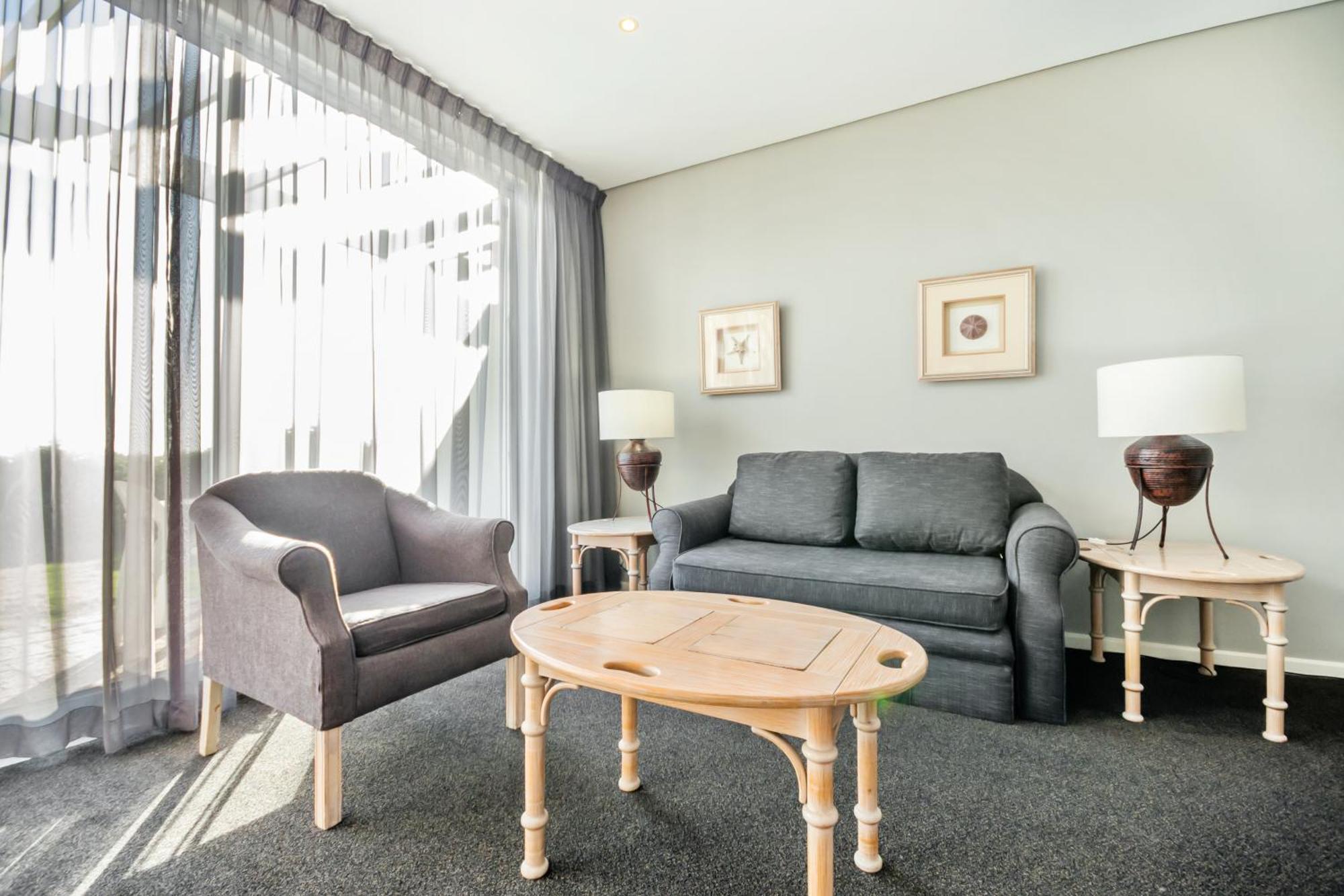 Dolphin Beach Hotel Self Catering Apartments Bloubergstrand Exterior photo