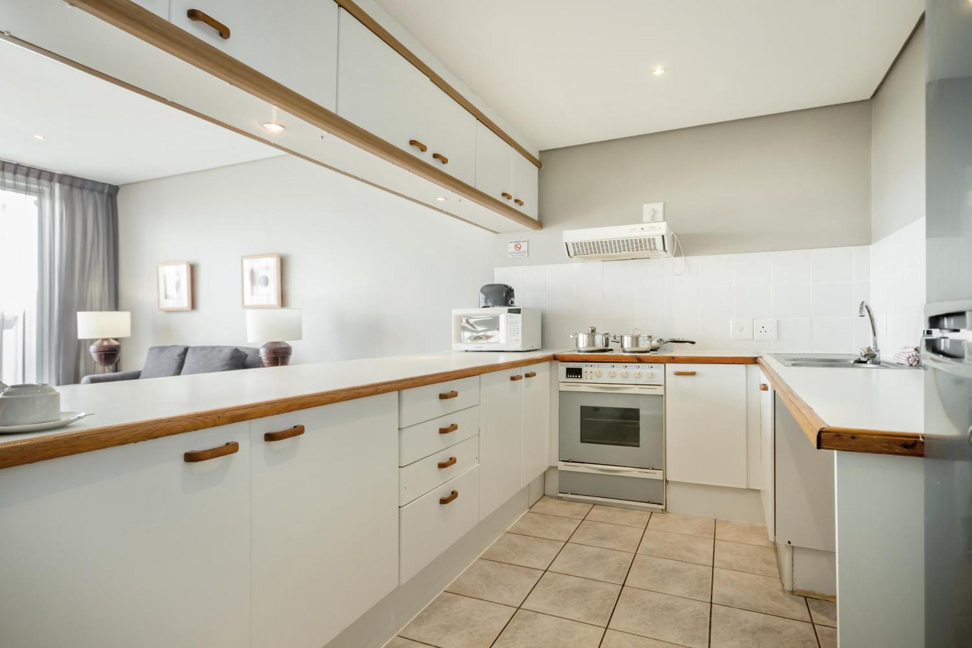 Dolphin Beach Hotel Self Catering Apartments Bloubergstrand Exterior photo
