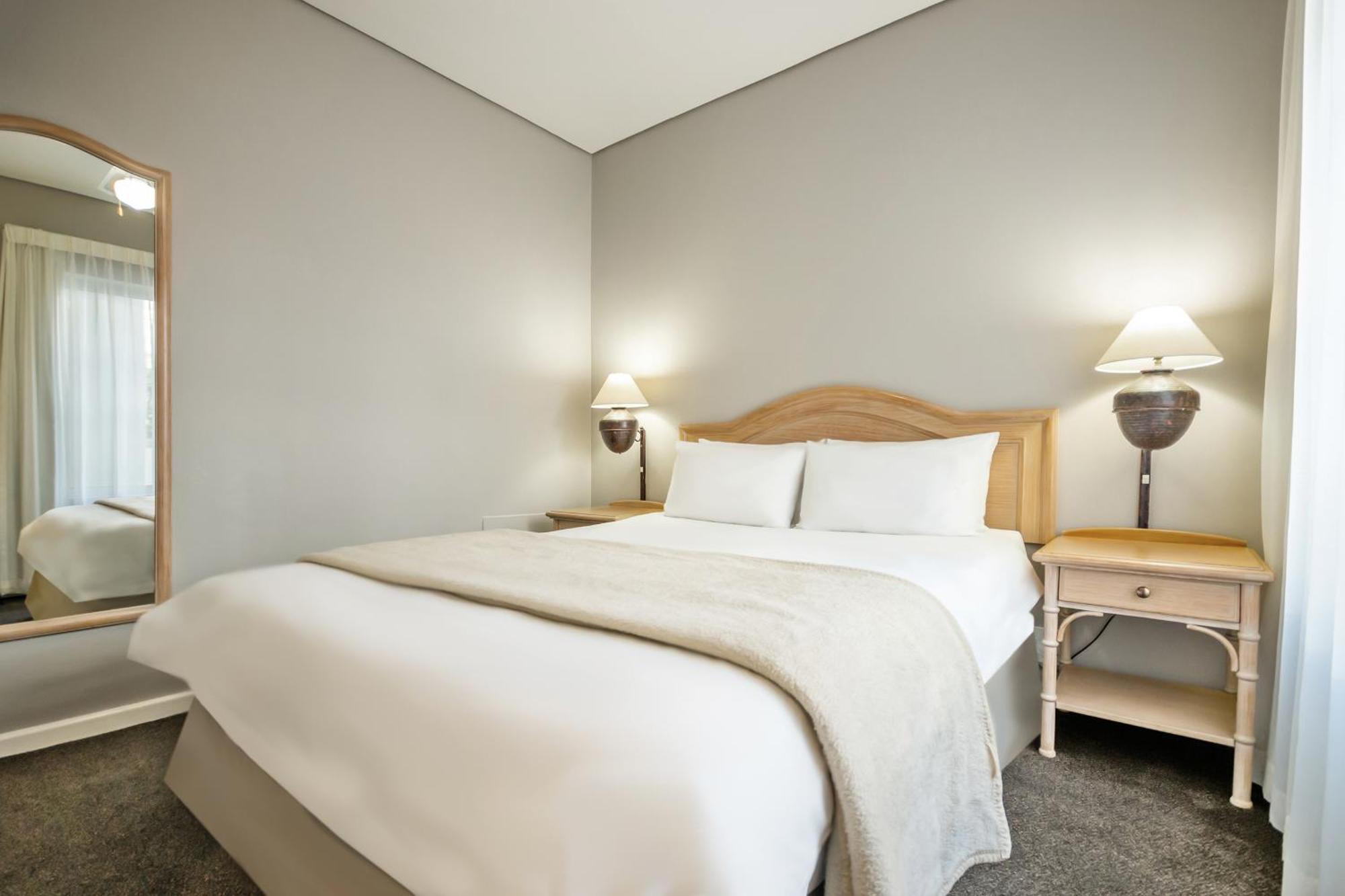 Dolphin Beach Hotel Self Catering Apartments Bloubergstrand Exterior photo