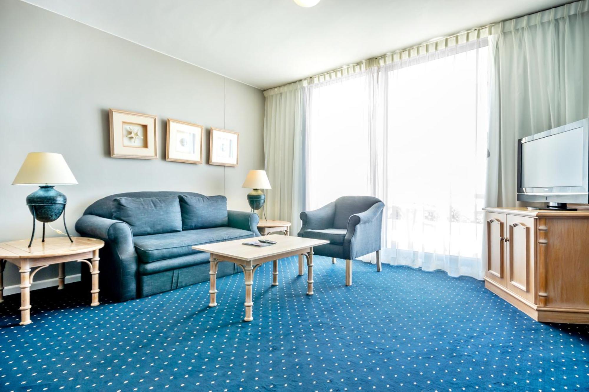 Dolphin Beach Hotel Self Catering Apartments Bloubergstrand Exterior photo