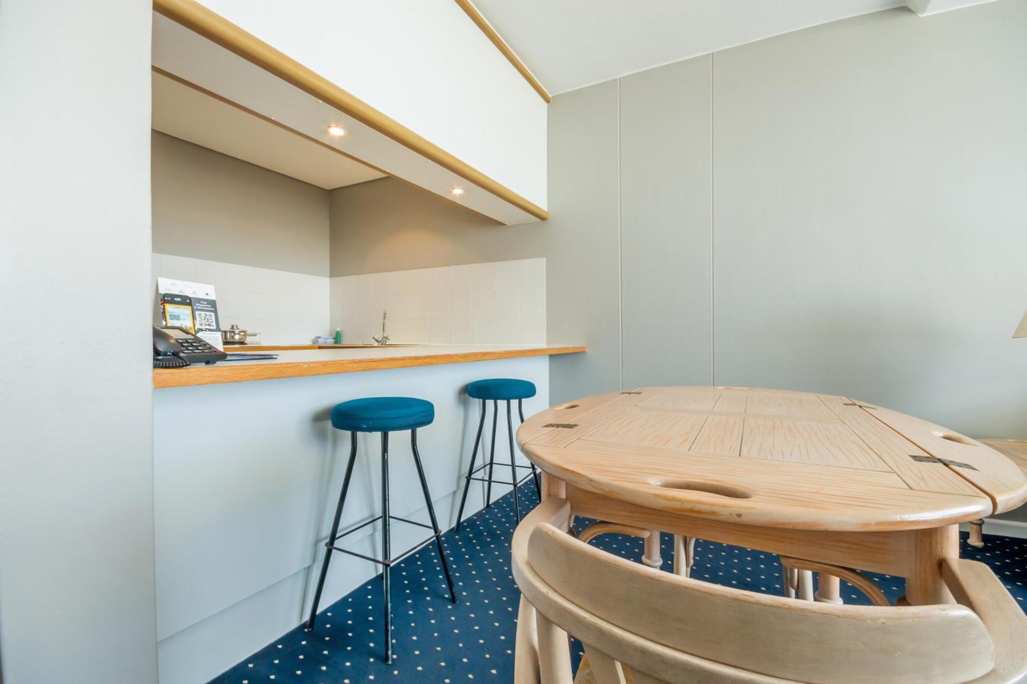 Dolphin Beach Hotel Self Catering Apartments Bloubergstrand Exterior photo