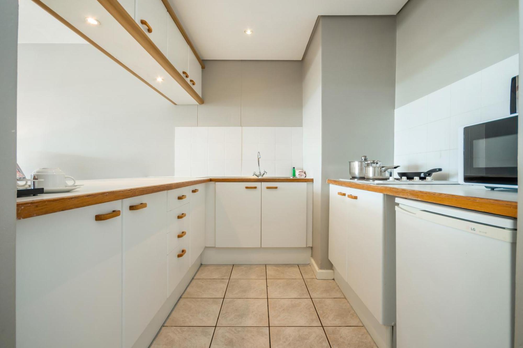 Dolphin Beach Hotel Self Catering Apartments Bloubergstrand Exterior photo