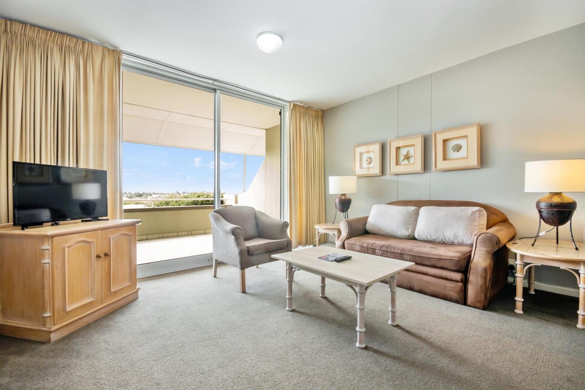 Dolphin Beach Hotel Self Catering Apartments Bloubergstrand Exterior photo
