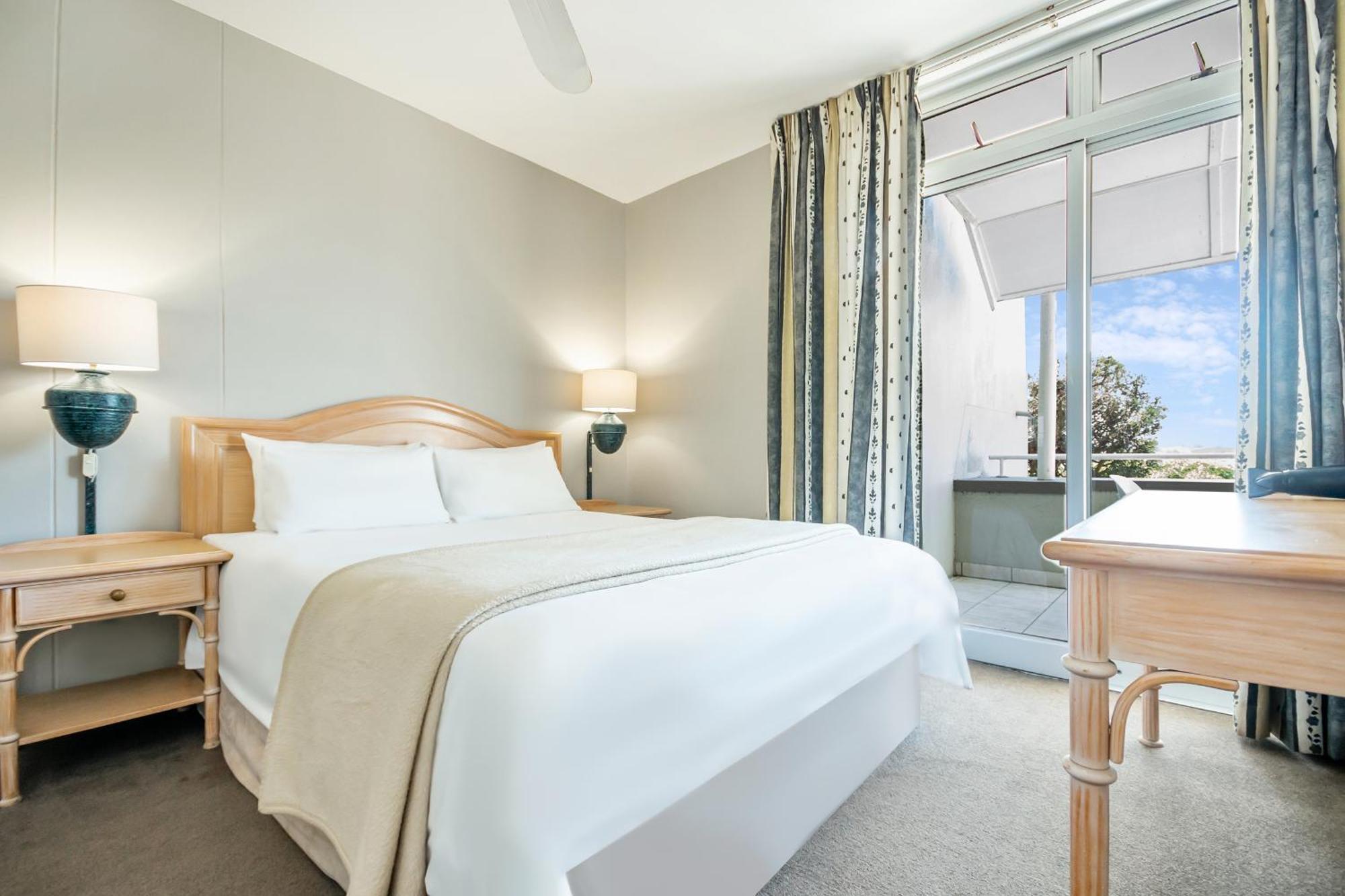 Dolphin Beach Hotel Self Catering Apartments Bloubergstrand Exterior photo