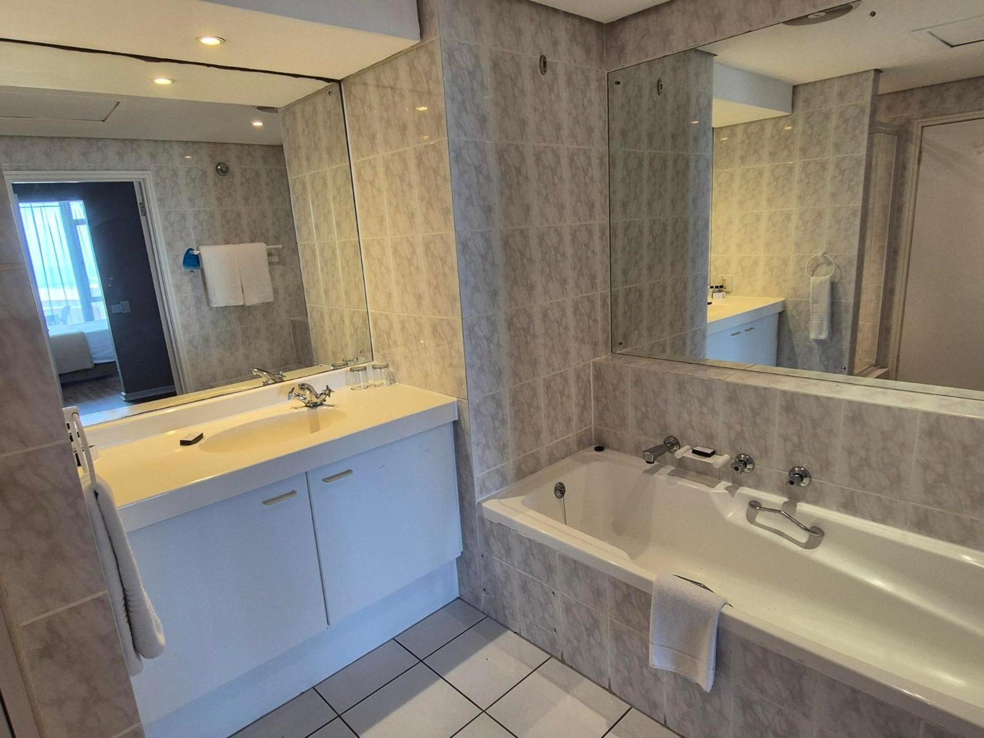 Dolphin Beach Hotel Self Catering Apartments Bloubergstrand Exterior photo