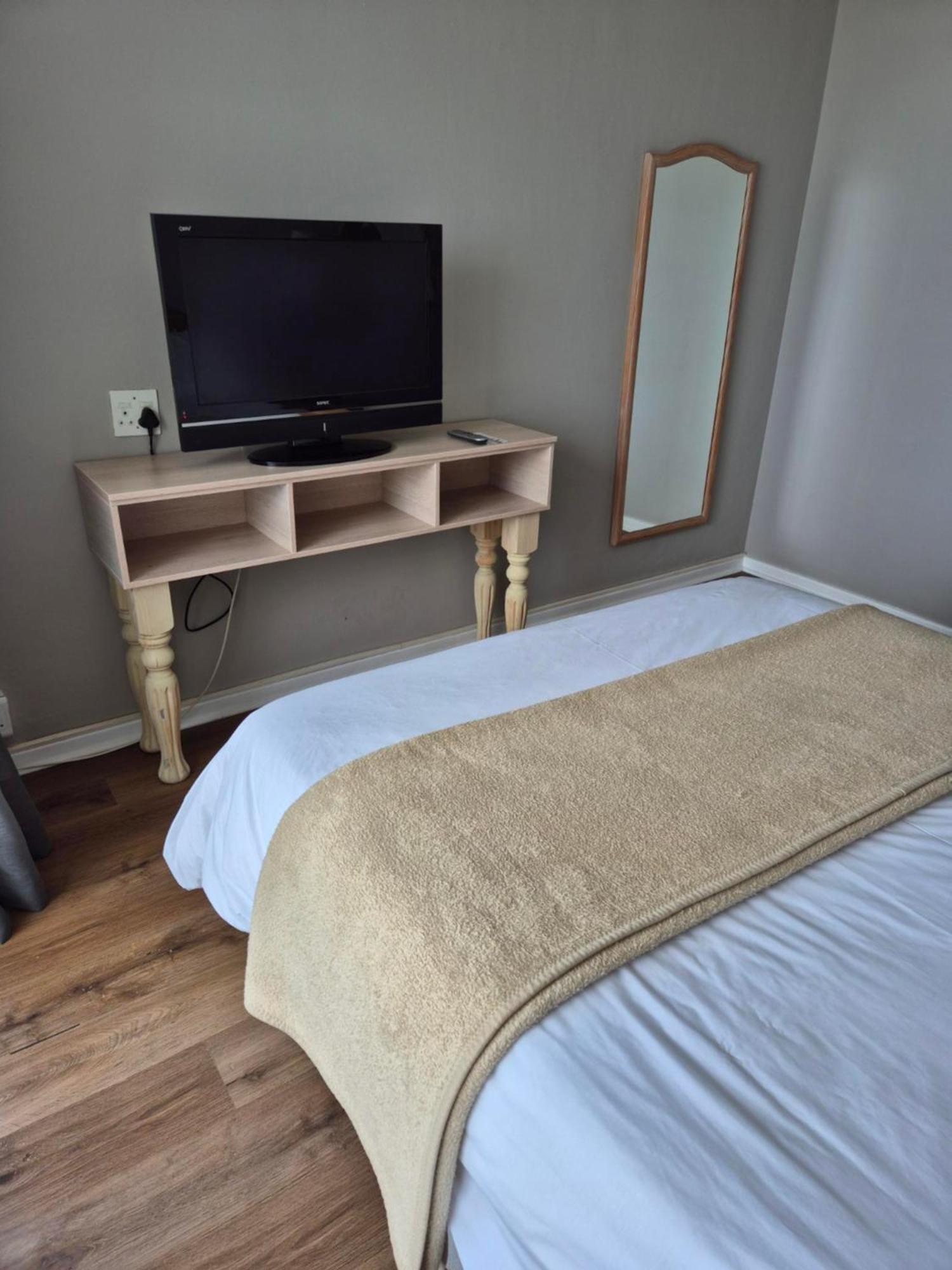 Dolphin Beach Hotel Self Catering Apartments Bloubergstrand Exterior photo
