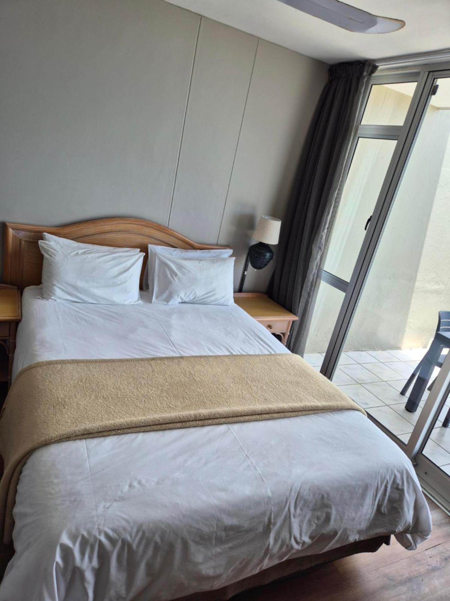 Dolphin Beach Hotel Self Catering Apartments Bloubergstrand Exterior photo