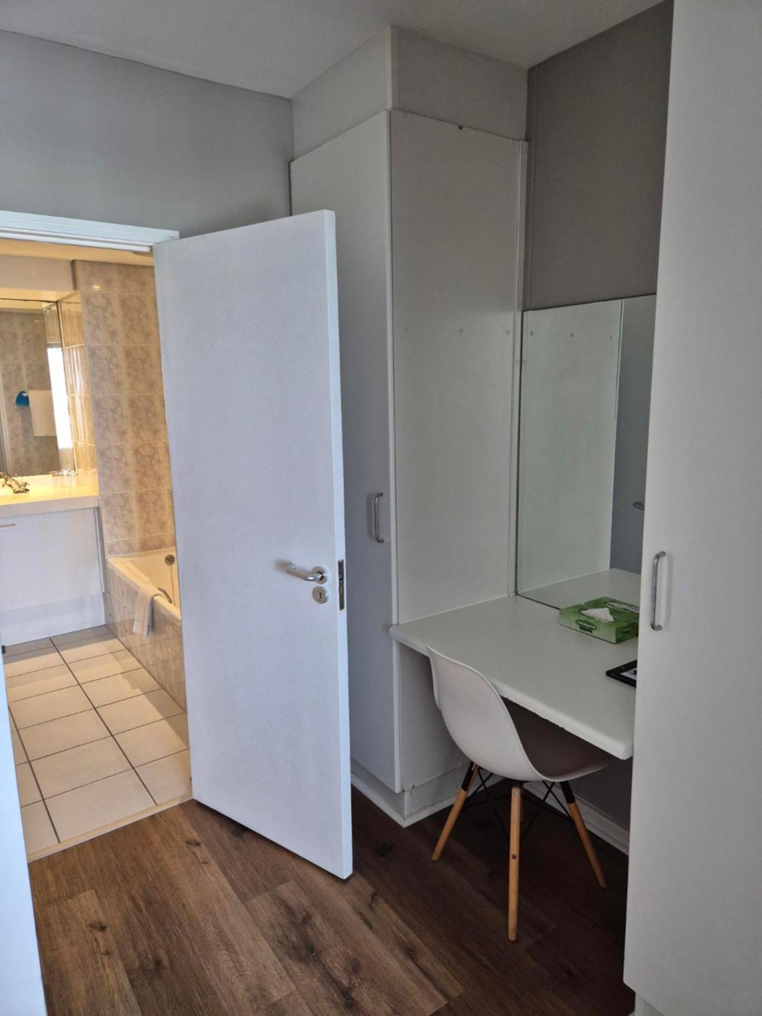Dolphin Beach Hotel Self Catering Apartments Bloubergstrand Exterior photo